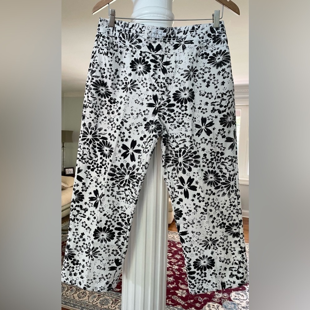 Calvin Klein Jeans. Women’s black and white floral print cotton Capri size 10